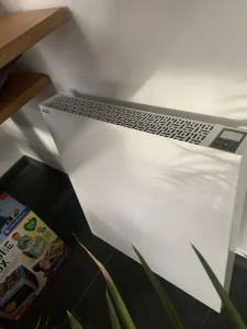 Radiateur-électrique-connecté-à-inertie-sèche-ARLAN-1000W-ACOVA-grille-de-ventilation